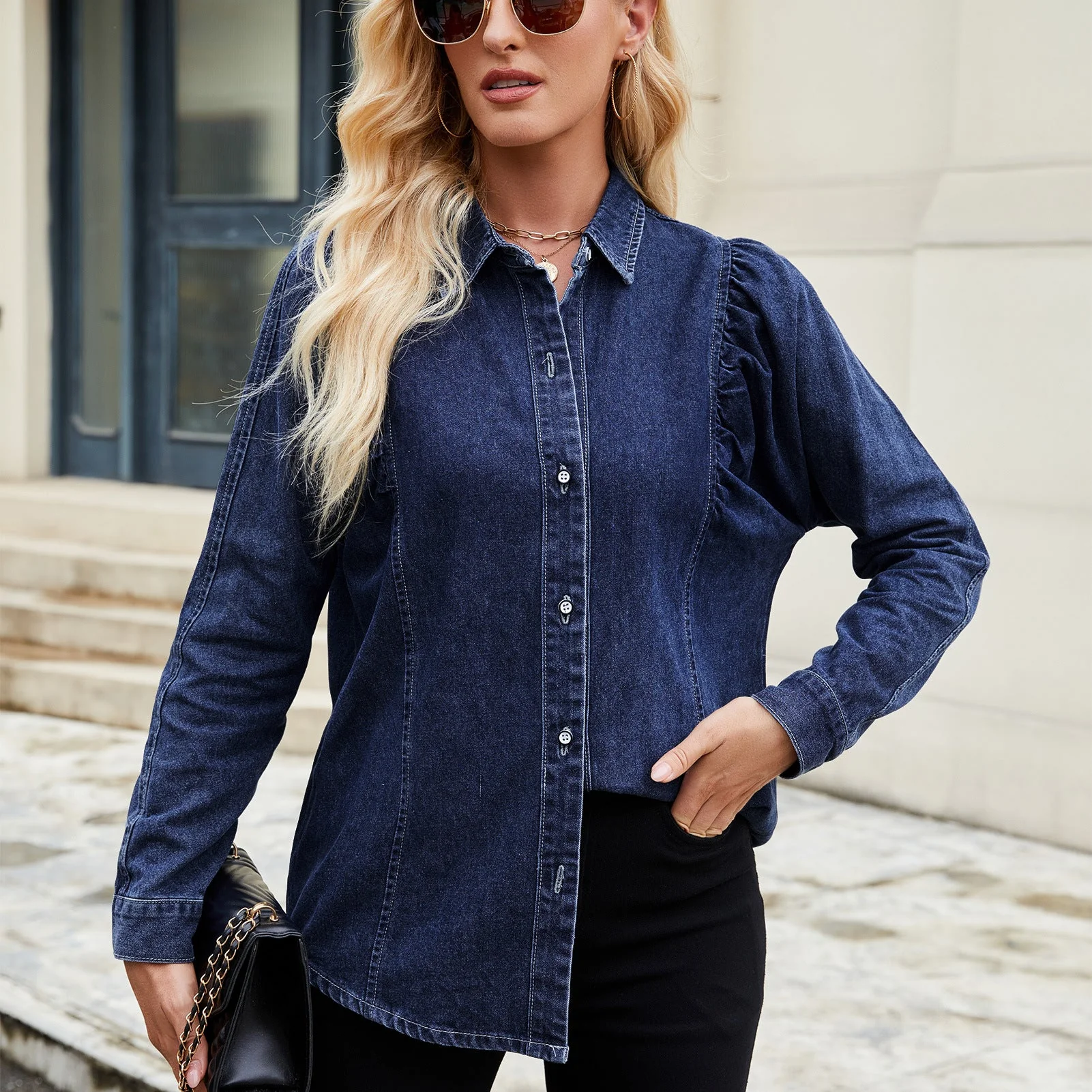 Blouse en denim pour femmes avec des détails en volants et une coupe cintrée - Image 3