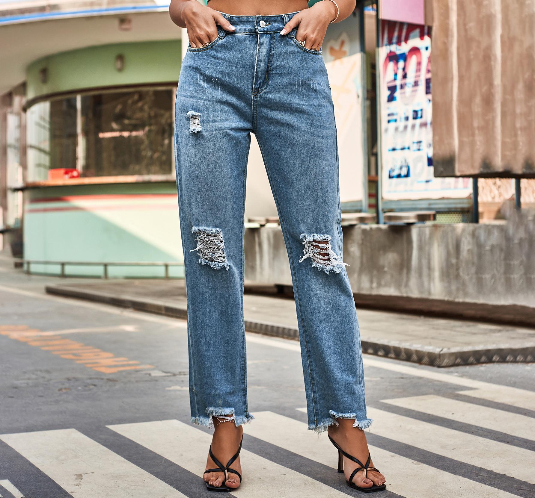 Jeans détruits pour femmes dans une coupe boyfriend moderne avec des détails effilochés