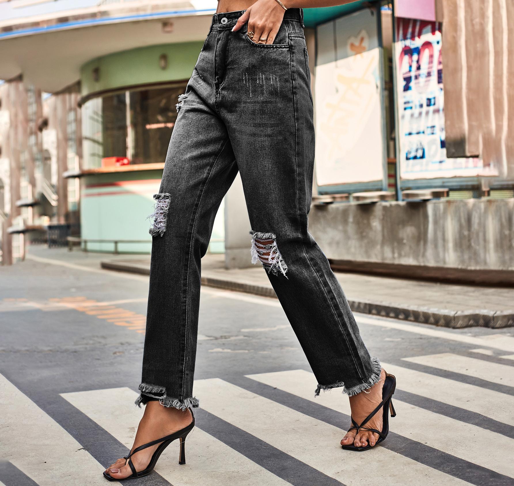 Jeans détruits pour femmes dans une coupe boyfriend moderne avec des détails effilochés - Image 2
