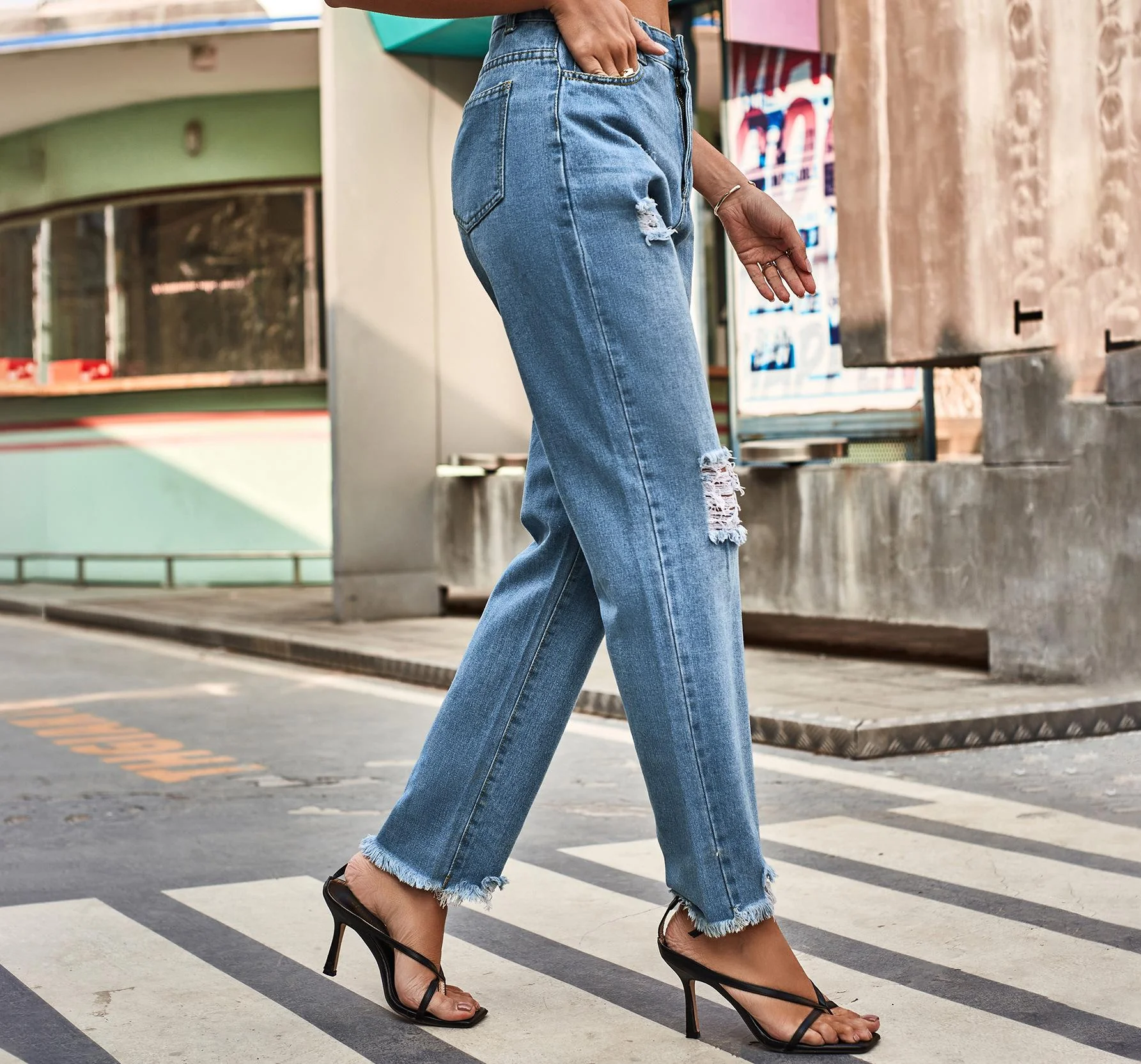 Jeans détruits pour femmes dans une coupe boyfriend moderne avec des détails effilochés - Image 3