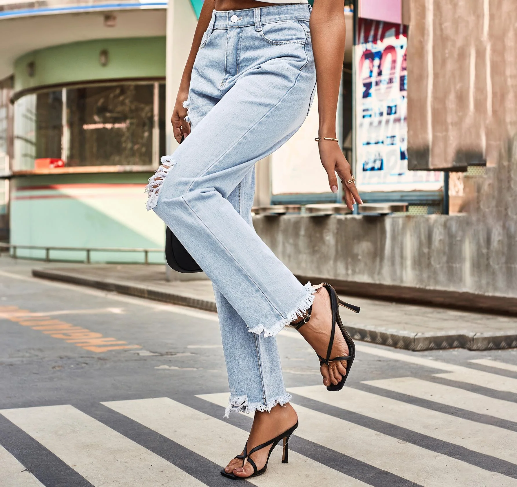 Jeans détruits pour femmes dans une coupe boyfriend moderne avec des détails effilochés - Image 4