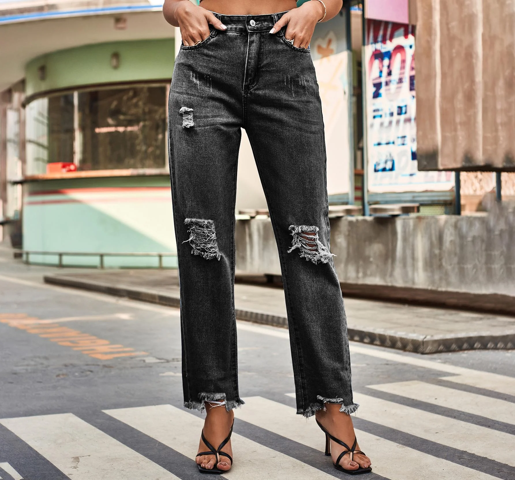 Jeans détruits pour femmes dans une coupe boyfriend moderne avec des détails effilochés - Image 7