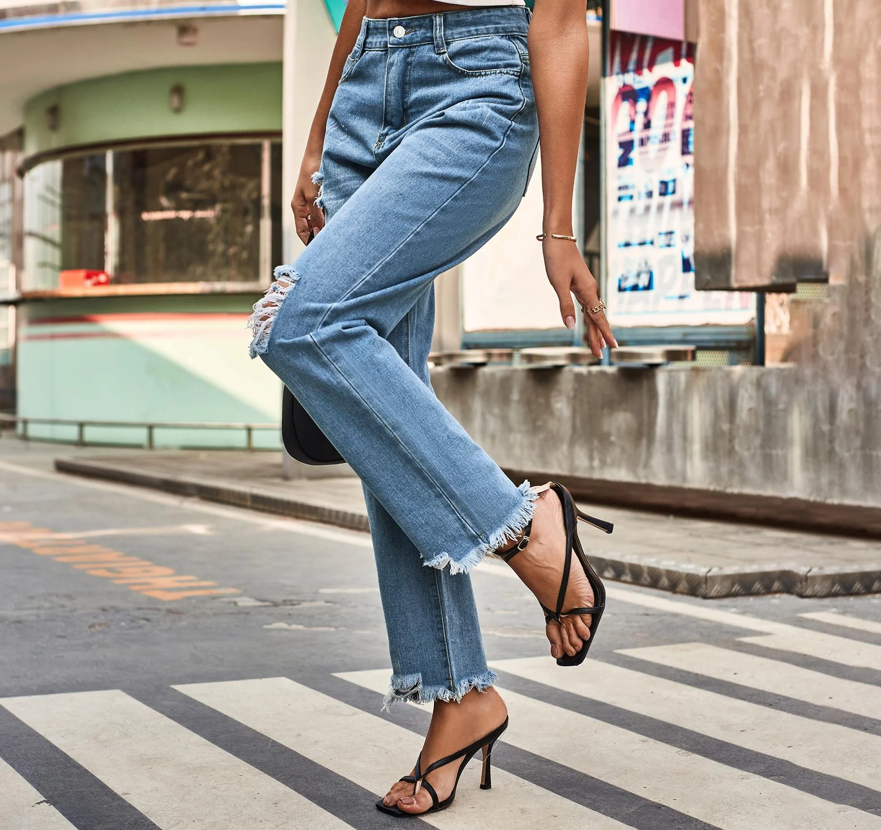 Jeans détruits pour femmes dans une coupe boyfriend moderne avec des détails effilochés - Image 8