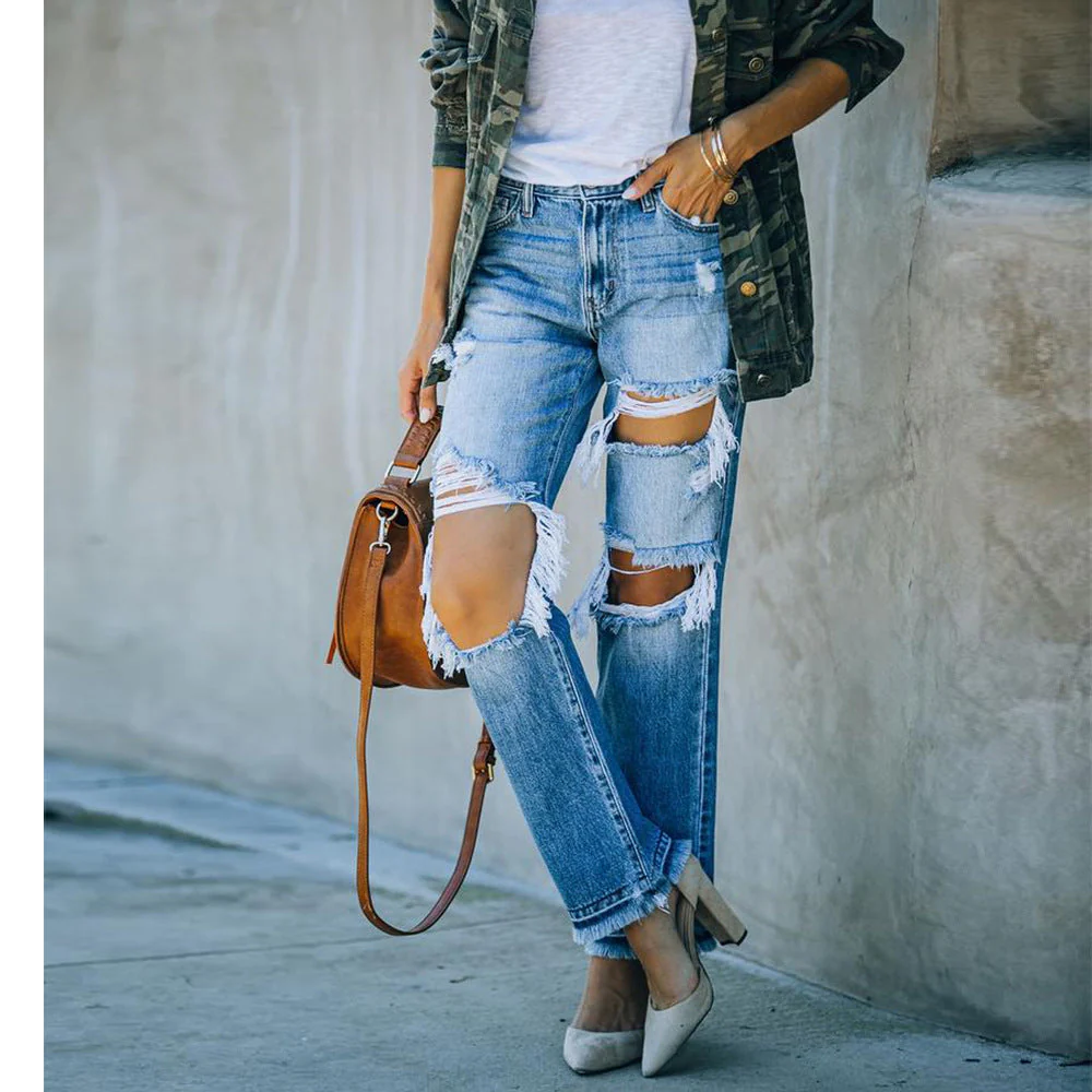 Jeans détruits pour femmes en coupe boyfriend décontractée avec des détails effilochés - Image 2