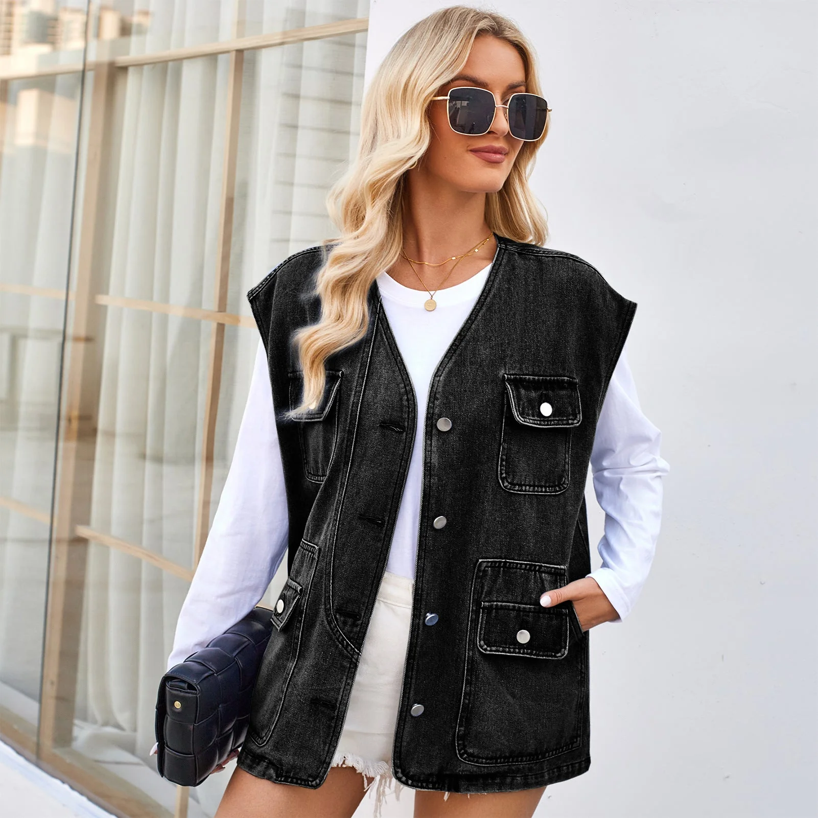 Veste en denim pour femmes avec grandes poches et accents modernes - Image 3