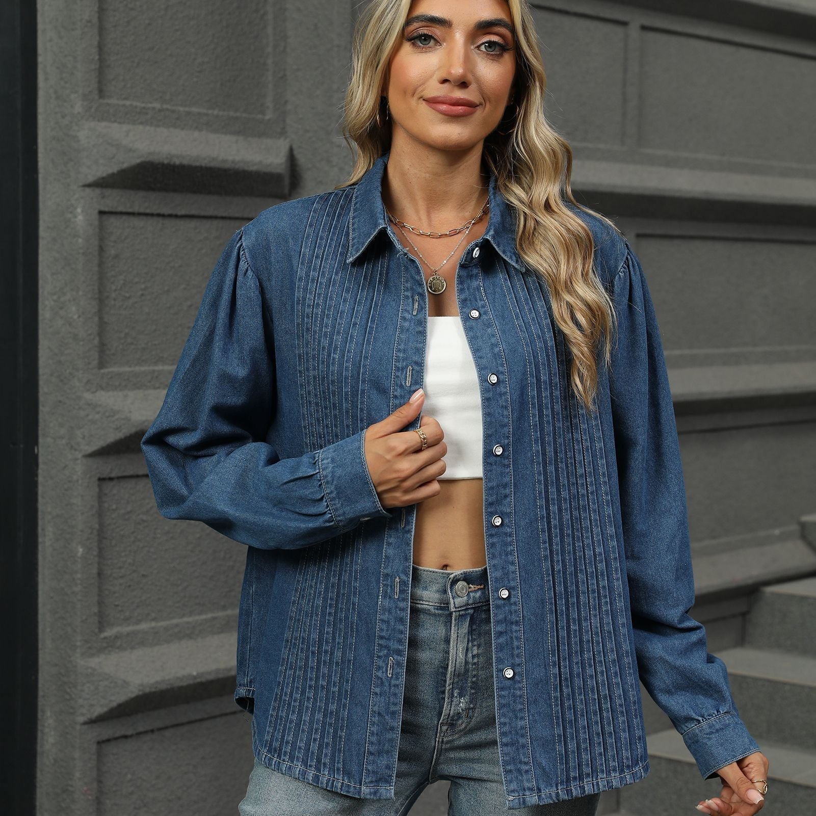 Chemisier en denim pour femmes avec détails plissés et coupe élégante - Image 3
