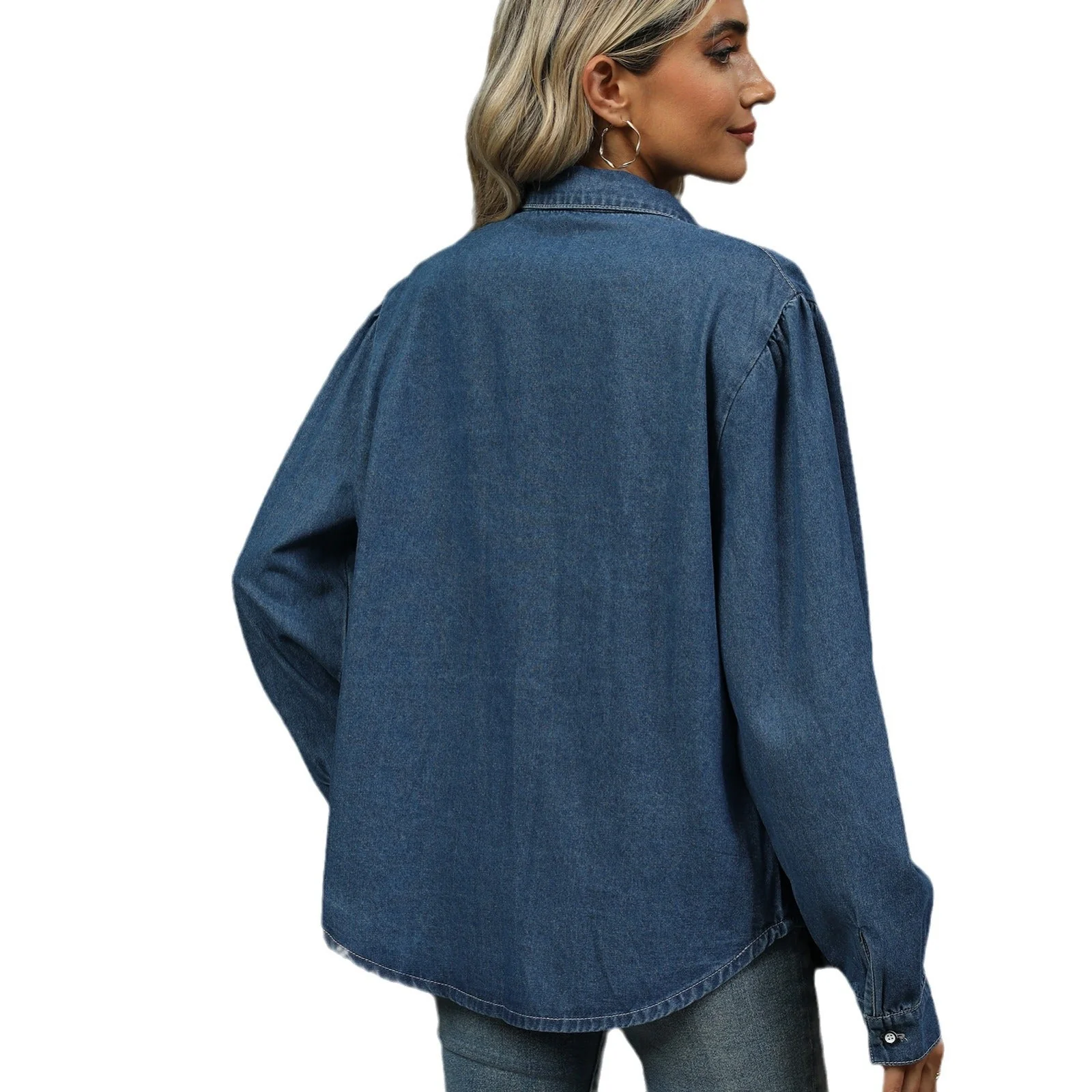 Chemisier en denim pour femmes avec détails plissés et coupe élégante - Image 5