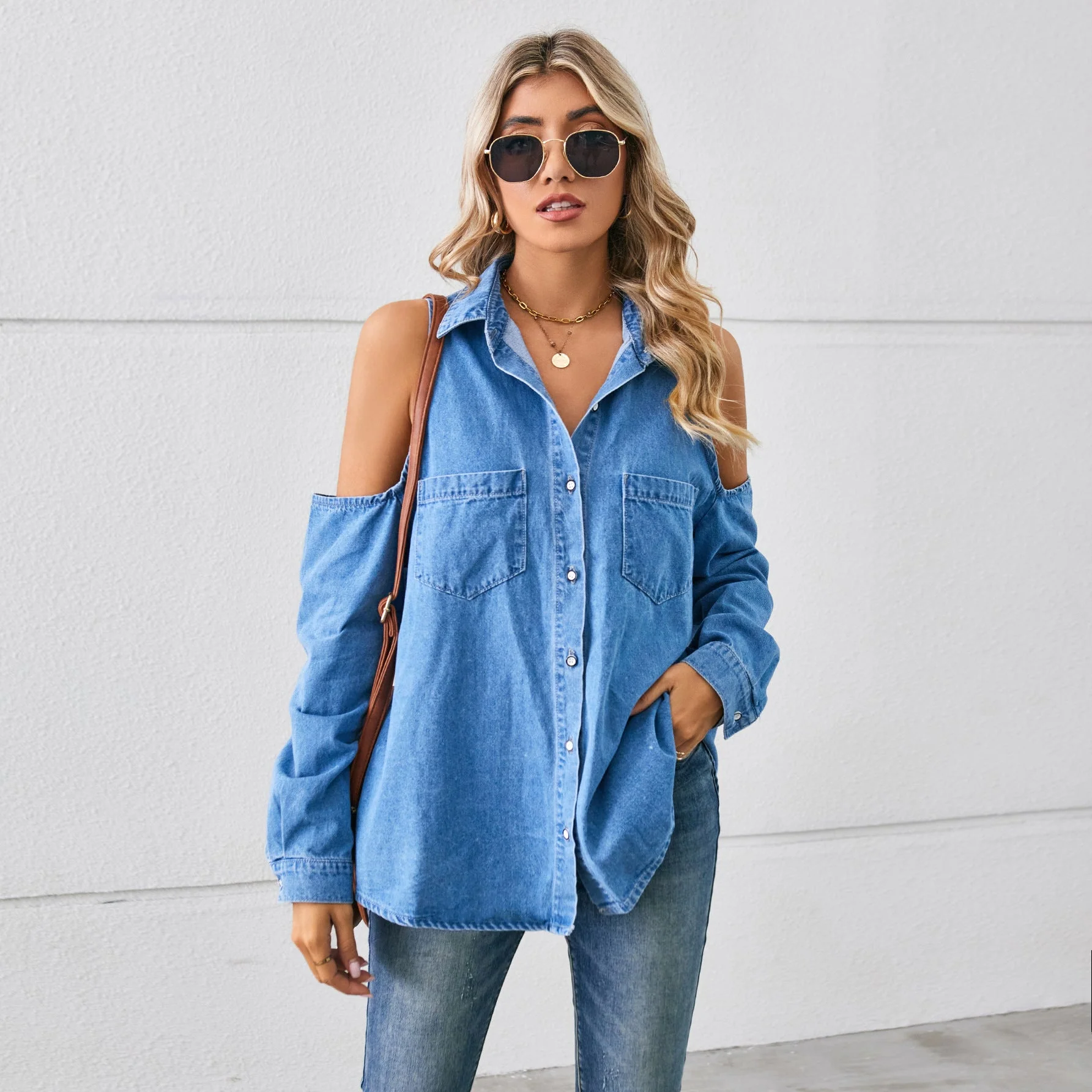 Chemise en denim pour femmes avec des manches raglan et des poches poitrine