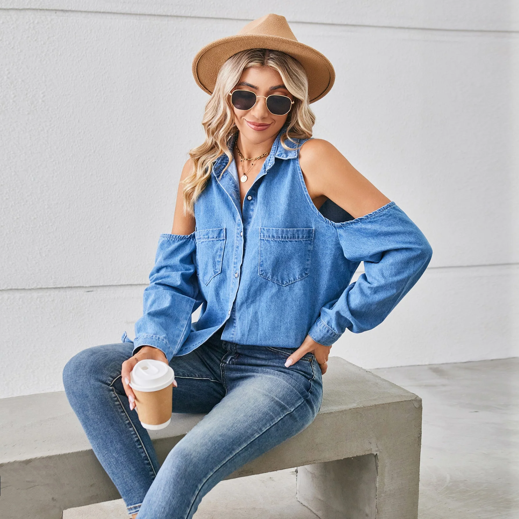 Chemise en denim pour femmes avec des manches raglan et des poches poitrine - Image 2