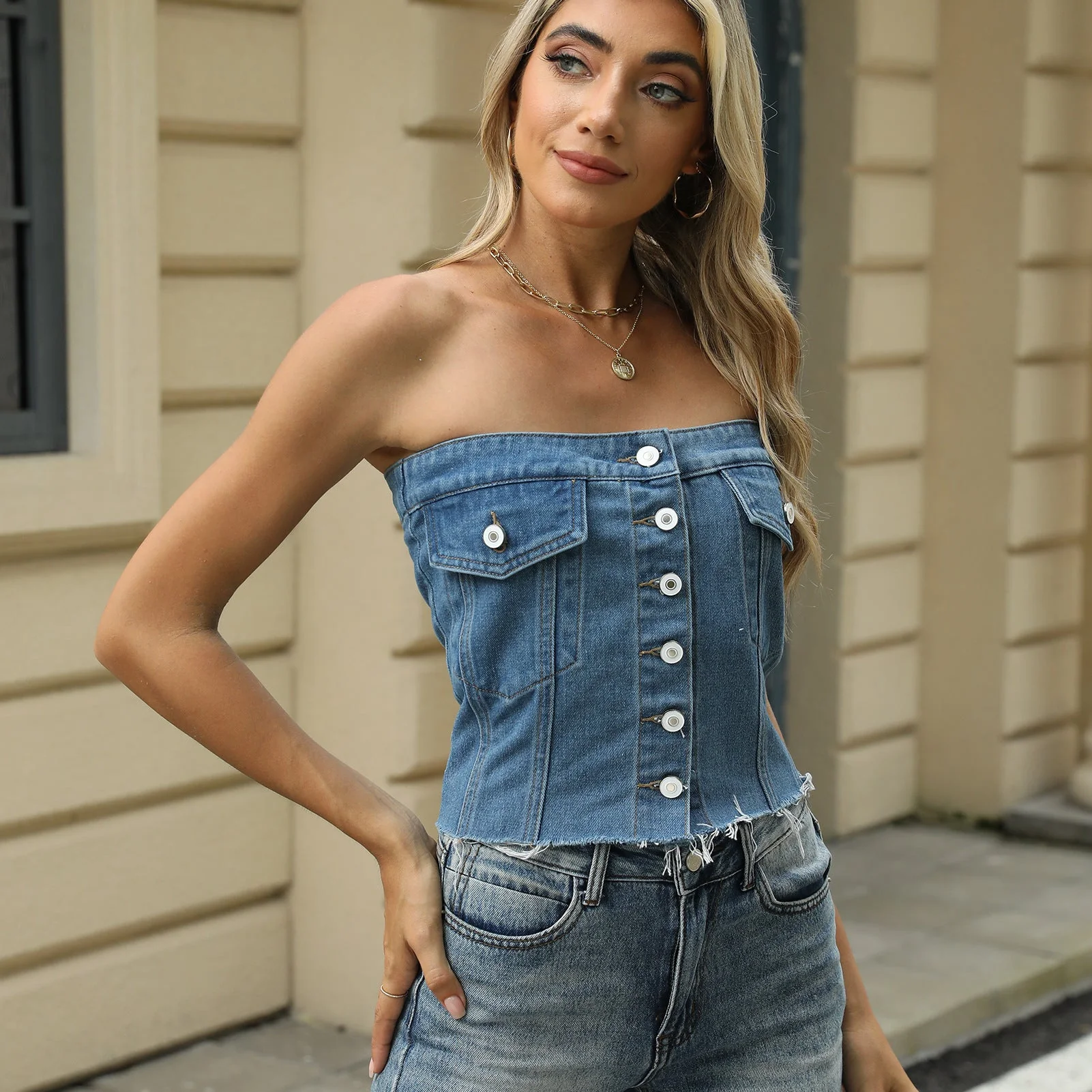 Femme Top en denim avec décolleté en V à boutons et caractéristiques de port décontractées - Image 4