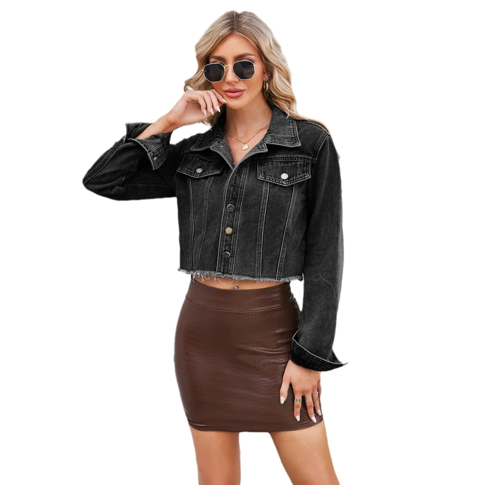 Veste en denim cropped pour femmes avec des accents modernes et des détails effilochés - Image 4