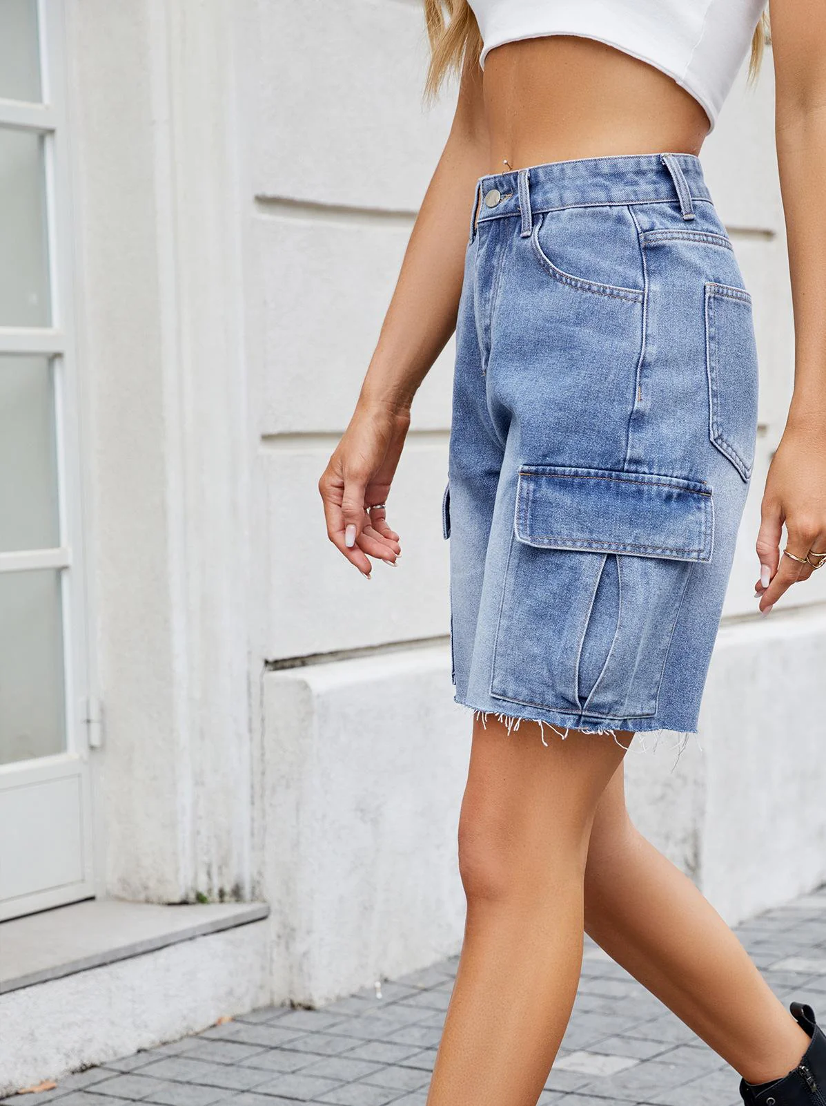 Shorts cargo pour femmes à la coupe moderne avec ourlet effiloché et poches pratiques - Image 2