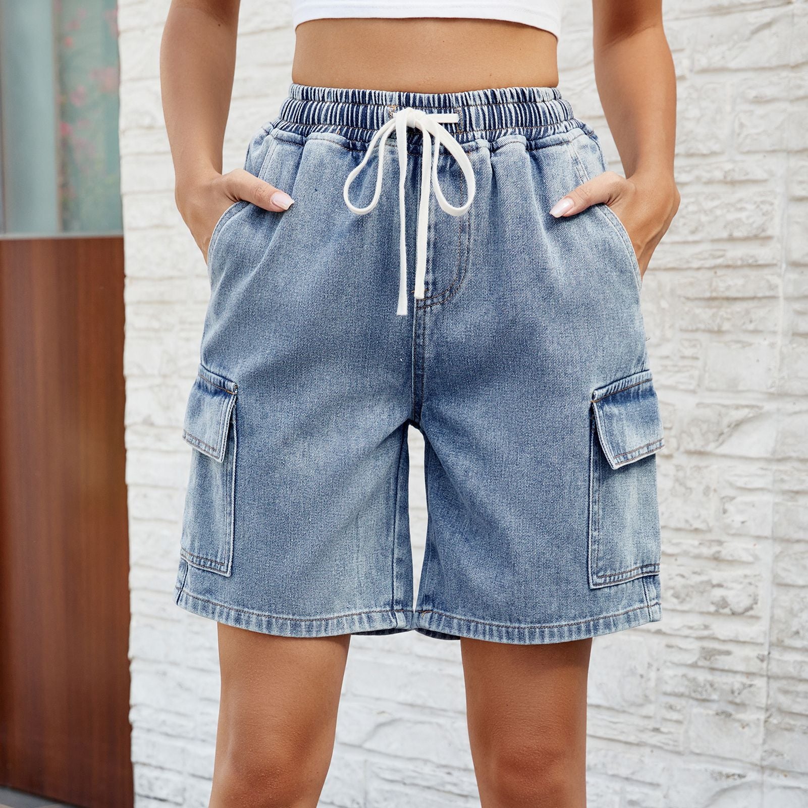 Shorts cargo femme avec taille élastique et poches latérales pratiques - Image 2