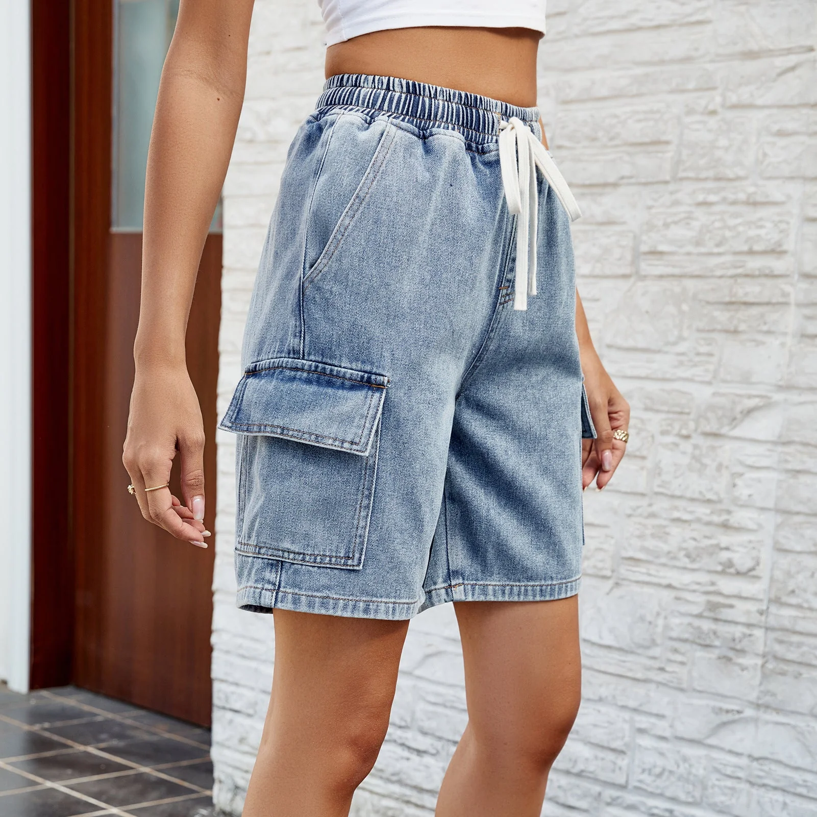 Shorts cargo femme avec taille élastique et poches latérales pratiques - Image 3