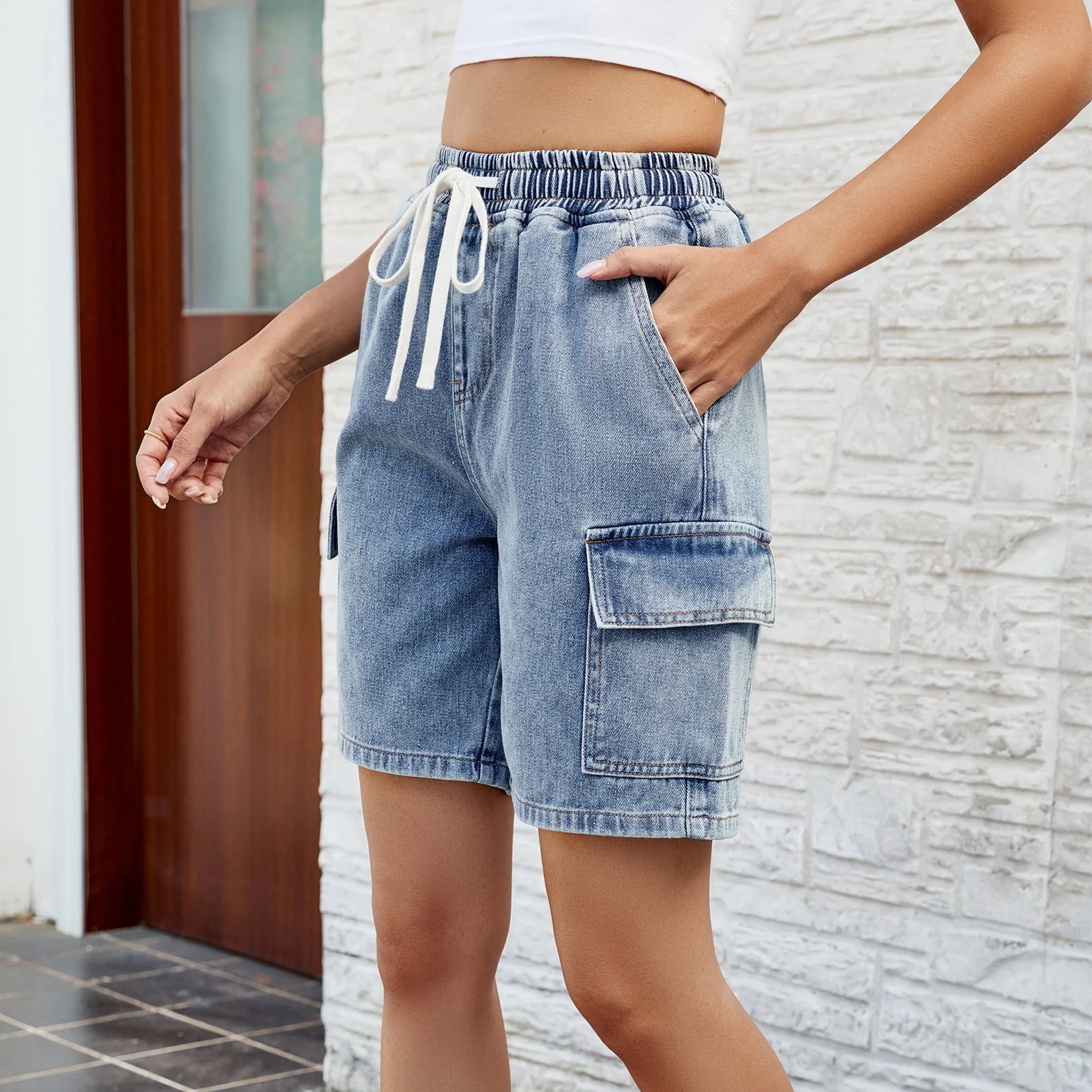 Shorts cargo femme avec taille élastique et poches latérales pratiques - Image 4