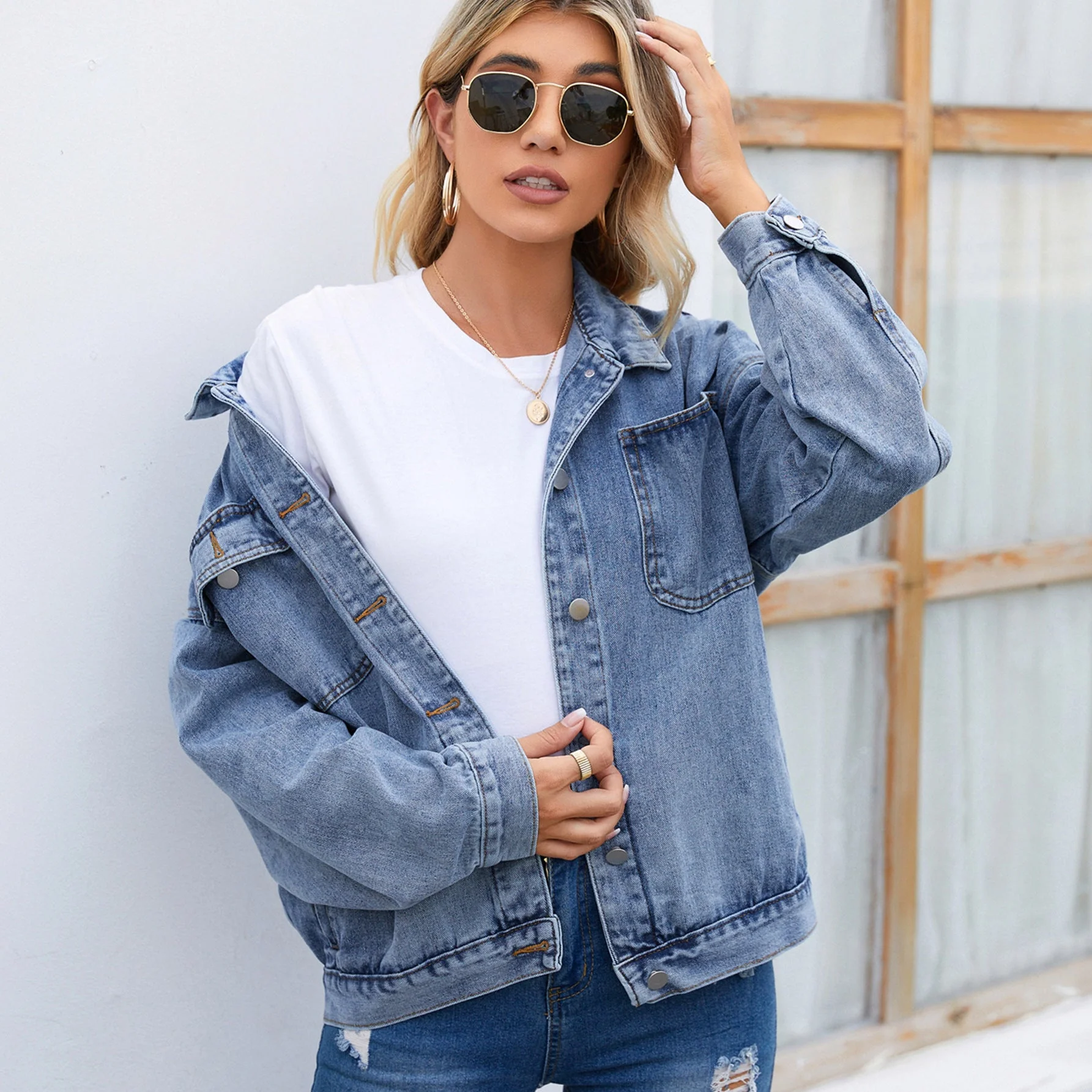Veste en denim pour dames avec un motif léopard stylé et des poches pratiques