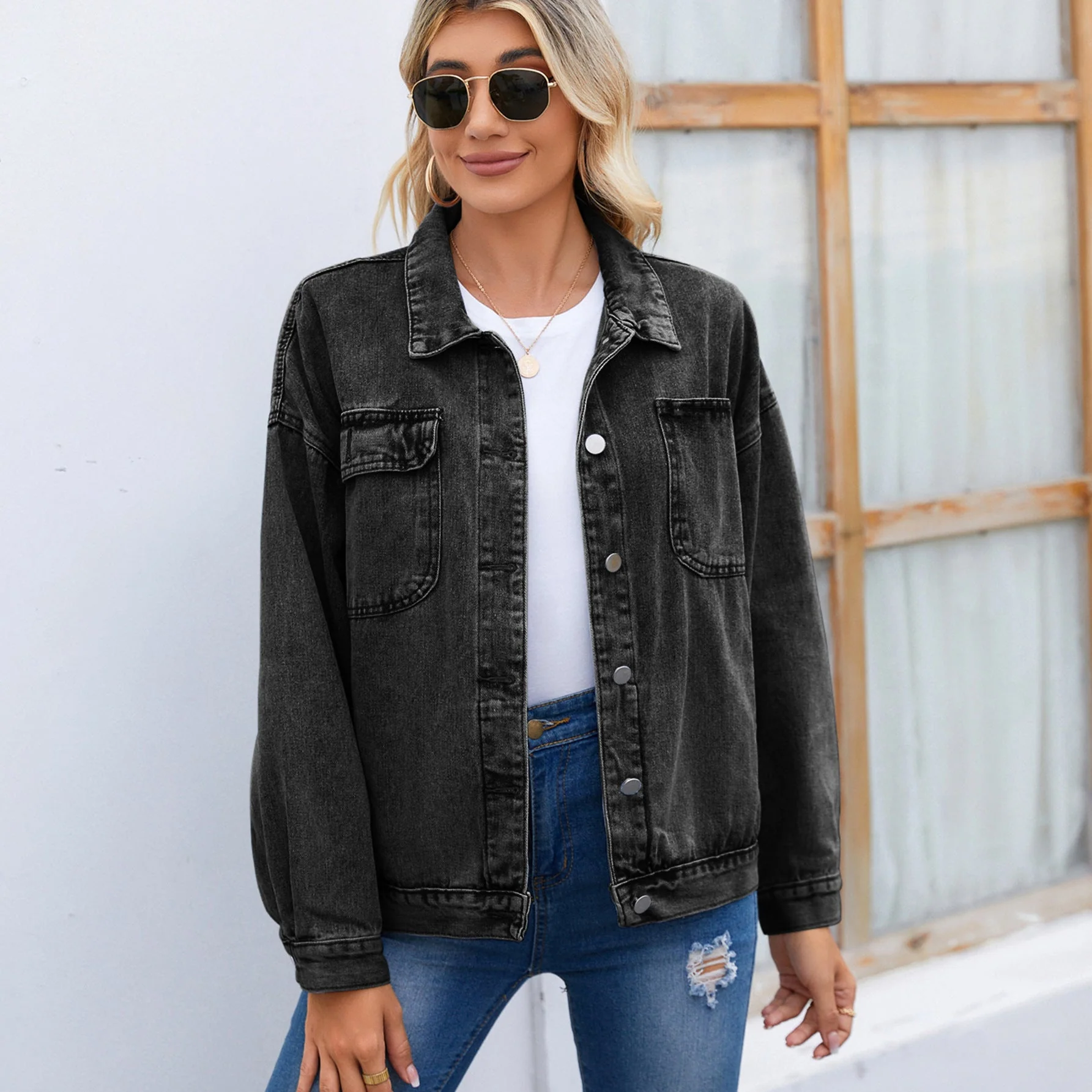 Veste en denim pour dames avec un motif léopard stylé et des poches pratiques - Image 10