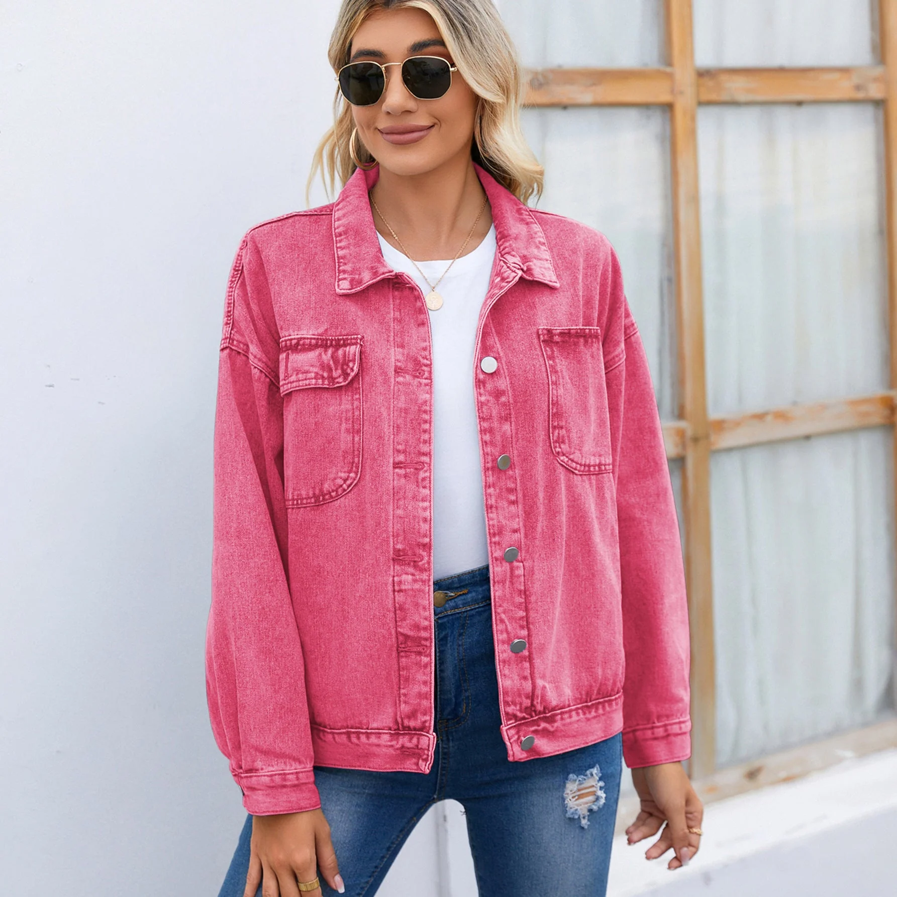 Veste en denim pour dames avec un motif léopard stylé et des poches pratiques - Image 3