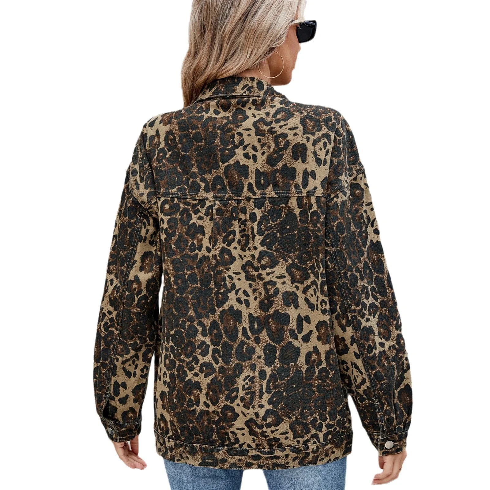 Veste en denim pour dames avec un motif léopard stylé et des poches pratiques - Image 5