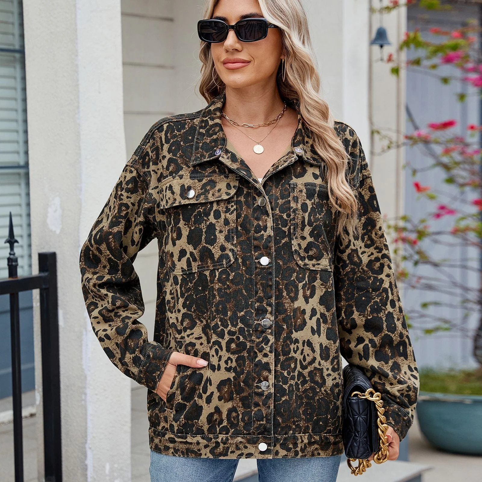 Veste en denim pour dames avec un motif léopard stylé et des poches pratiques - Image 6