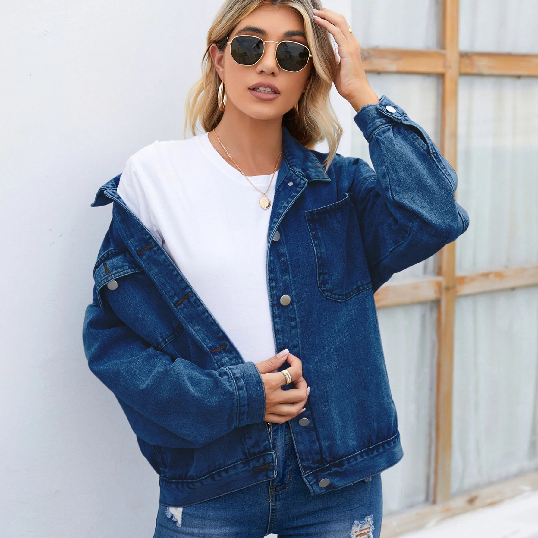 Veste en denim pour dames avec un motif léopard stylé et des poches pratiques - Image 7