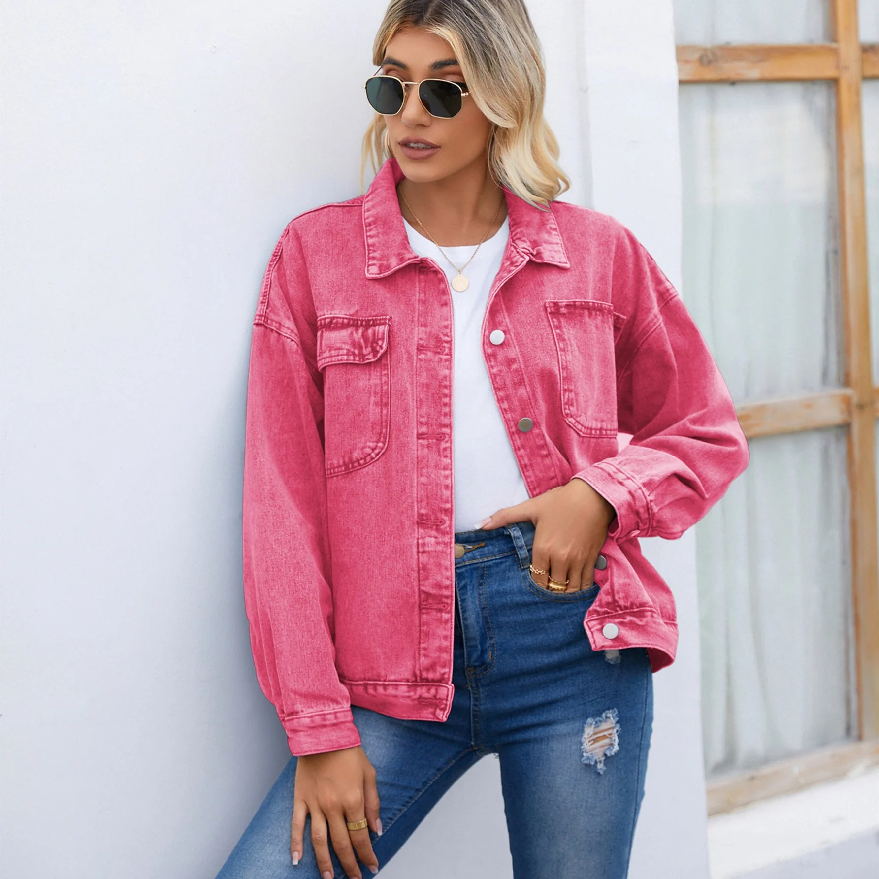 Veste en denim pour dames avec un motif léopard stylé et des poches pratiques - Image 8