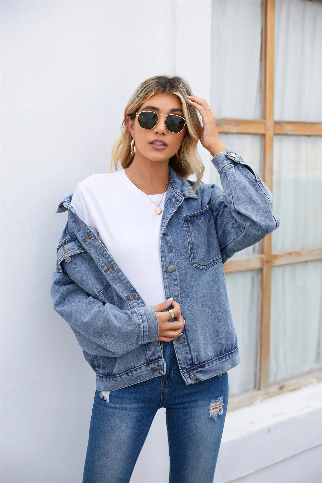 Veste en denim pour dames avec un motif léopard stylé et des poches pratiques - Image 9